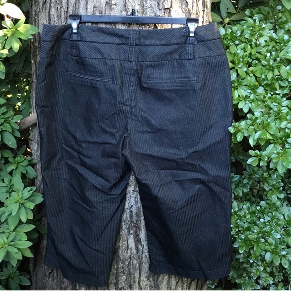 Maurices Charcoal Gray Black Striped Capris Shorts Juniors 11/12 Floral Lining - Picture 8 of 14